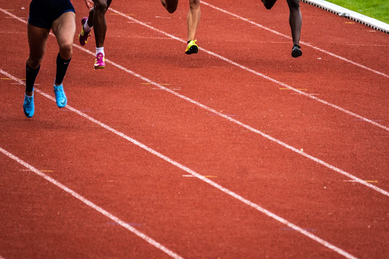 Atletas correndo em uma pista de atletismo